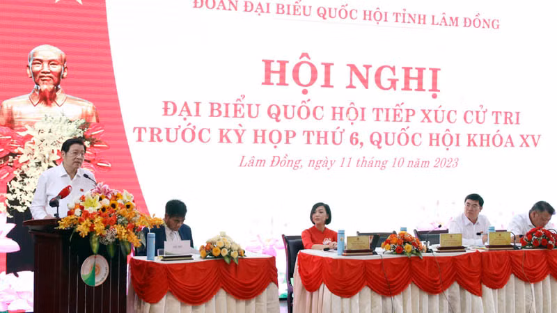 Đồng chí Phan Đình Trạc phát biểu ý kiến tại buổi tiếp xúc cử tri. Đồng chí Phan Đình Trạc phát biểu ý kiến tại buổi tiếp xúc cử tri.