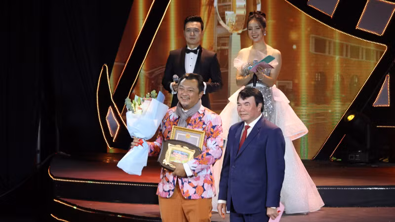 Phó Chủ tịch Ủy ban nhân dân tỉnh Lâm Đồng Phạm S trao giải thưởng “Lâm Đồng - Cao nguyên hùng vĩ” cho bộ phim "Em và Trịnh".