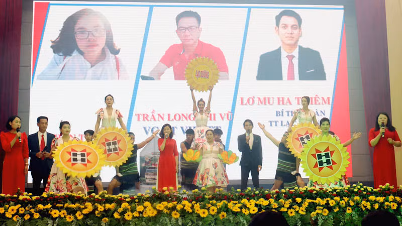 Phần thi chào hỏi của đội thi huyện Lạc Dương. Phần thi chào hỏi của đội thi huyện Lạc Dương.