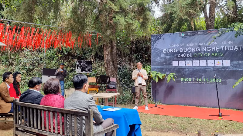 Công bố triển khai chương trình “Cung đường nghệ thuật Đà Lạt”. Công bố triển khai chương trình “Cung đường nghệ thuật Đà Lạt”.