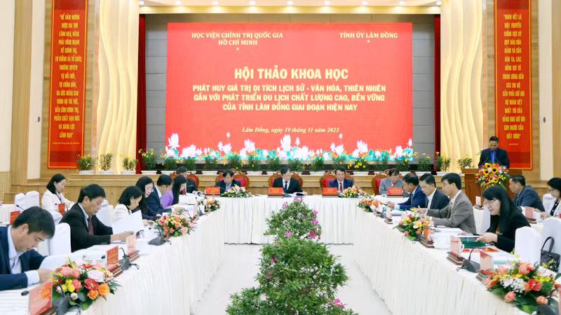 Quang cảnh hội thảo. Quang cảnh hội thảo.
