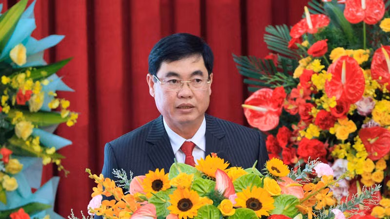 Đồng chí Trần Đình Văn phát biểu ý kiến tại buổi gặp mặt kỷ niệm 65 năm Trường Đại học Đà Lạt hình thành và phát triển.