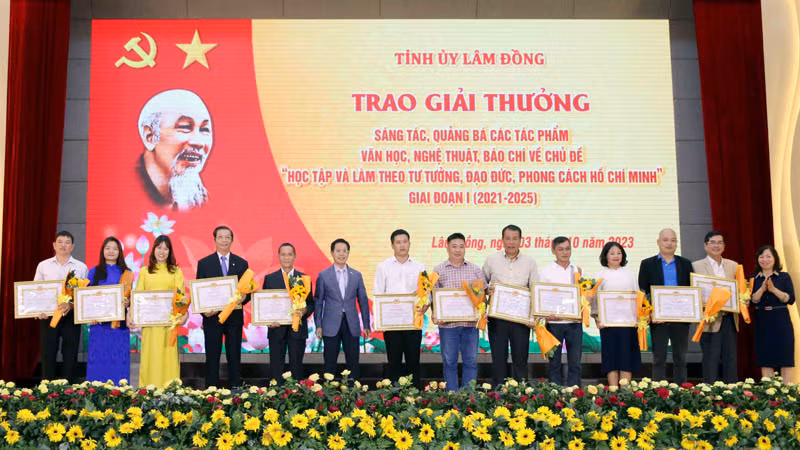 Ban tổ chức trao giải thưởng sáng tác, quảng bá các tác phẩm văn học, nghệ thuật, báo chí về chủ đề “Học tập và làm theo tư tưởng, đạo đức, phong cách Hồ Chí Minh”. Ban tổ chức trao giải thưởng sáng tác, quảng bá các tác phẩm văn học, nghệ thuật, báo chí về chủ đề “Học tập và làm theo tư tưởng, đạo đức, phong cách Hồ Chí Minh”.