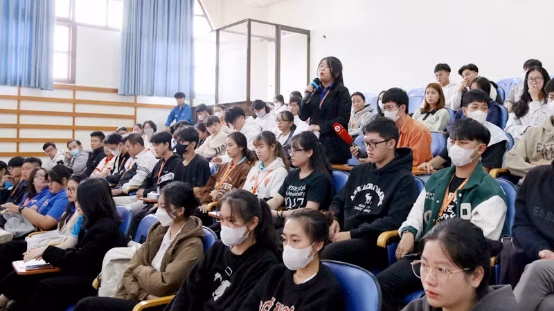 Cử tri sinh viên Trường đại học Đà Lạt trình bày ý kiến với Đoàn đại biểu Quốc hội tỉnh Lâm Đồng. Cử tri sinh viên Trường đại học Đà Lạt trình bày ý kiến với Đoàn đại biểu Quốc hội tỉnh Lâm Đồng.