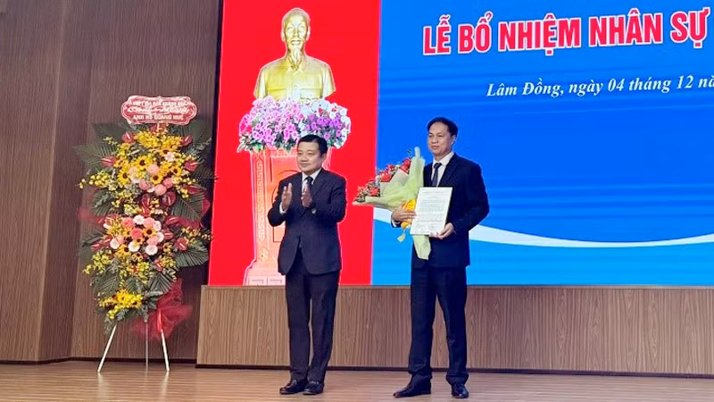 Tổng Giám đốc VNPT trao quyết định bổ nhiệm Giám đốc Viễn thông Lâm Đồng, Trưởng đại diện của VNPT trên địa bàn tỉnh Lâm Đồng.