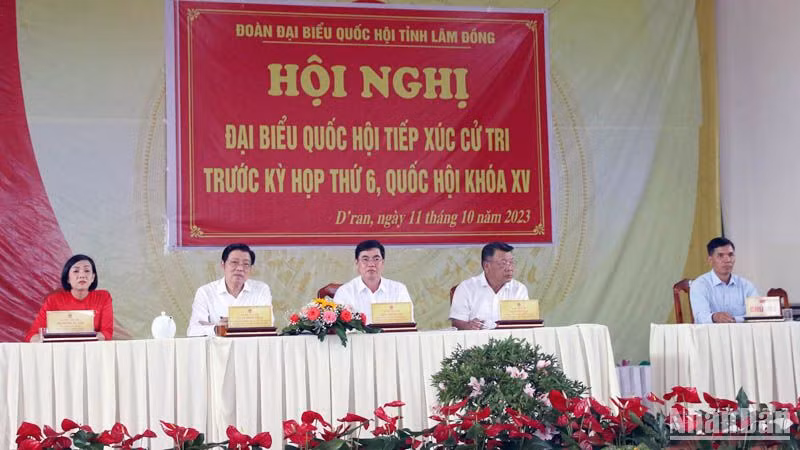 Đồng chí Phan Đình Trạc và các đại biểu Quốc hội khóa 15 tỉnh Lâm Đồng tiếp xúc cử tri huyện Đơn Dương.