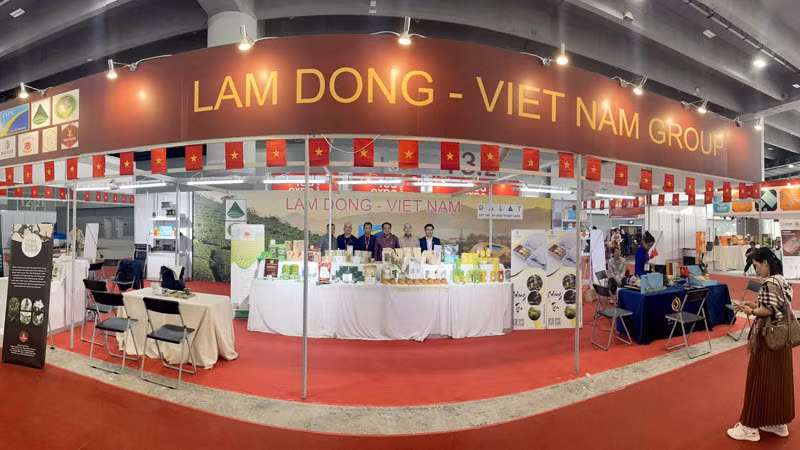 Gian hàng triển lãm của ngành trà Lâm Đồng tại Hội chợ triển lãm trà quốc tế Trung Quốc (Tea Expo). Gian hàng triển lãm của ngành trà Lâm Đồng tại Hội chợ triển lãm trà quốc tế Trung Quốc (Tea Expo).