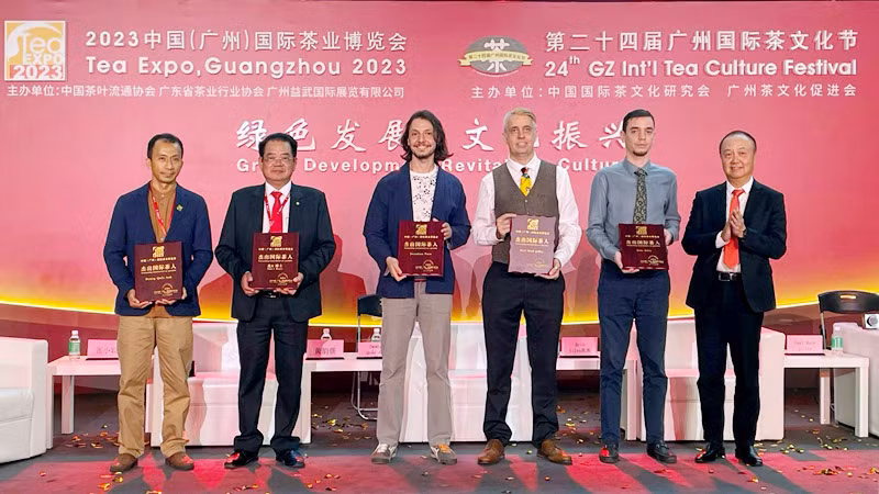 Giám đốc Trung tâm Xúc tiến đầu tư, Thương mại và Du lịch Lâm Đồng Dương Quốc Anh (thứ 2, bên trái), thay mặt Tiến sĩ Phạm S nhận chứng nhận “Nhà khoa học đóng góp kiệt xuất cho ngành trà thế giới”, tại Tea Expo 2023. Giám đốc Trung tâm Xúc tiến đầu tư, Thương mại và Du lịch Lâm Đồng Dương Quốc Anh (thứ 2, bên trái), thay mặt Tiến sĩ Phạm S nhận chứng nhận “Nhà khoa học đóng góp kiệt xuất cho ngành trà thế giới”, tại Tea Expo 2023.