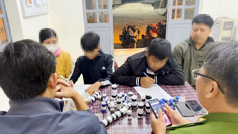 Hai học sinh vi phạm làm việc với cơ quan công an có sự giám hộ của gia đình.