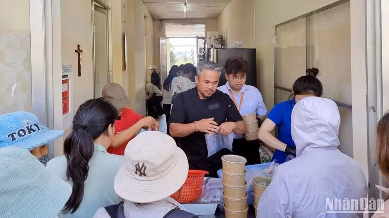 Anh Cao Văn Luận trao những tô phở tặng bệnh nhân tại Bệnh viện đa khoa tỉnh Lâm Đồng.