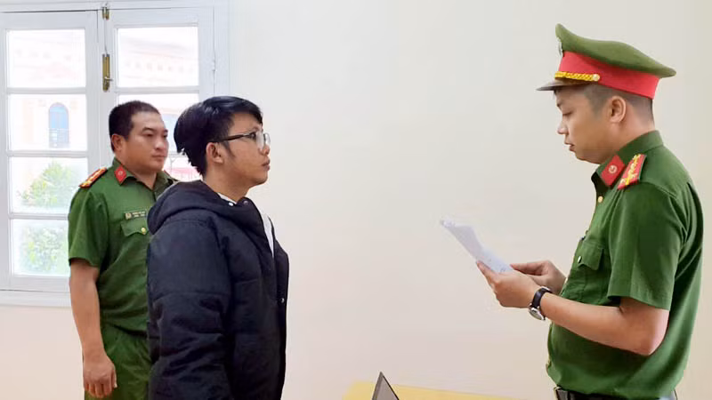 Cơ quan chức năng tống đạt quyết định đối với lái xe Võ Lê Thái. Cơ quan chức năng tống đạt quyết định đối với lái xe Võ Lê Thái.