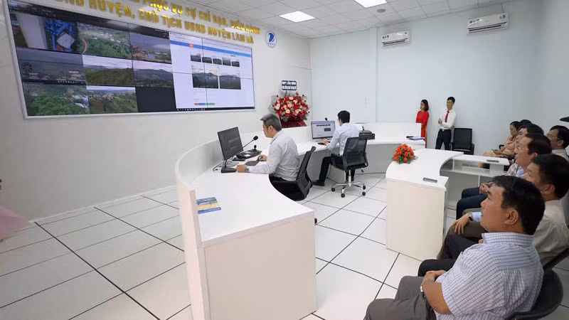 Các đại biểu thực tế tại Trung tâm IOC huyện Lâm Hà.