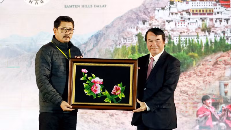 Ông Tashi Gyalson và ông Phạm S tại chương trình giao lưu.