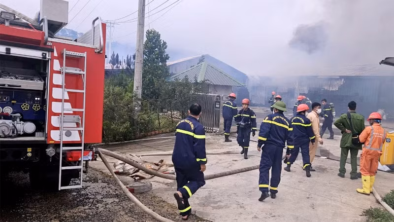 Lực lượng chức năng tiếp cận hiện trường vụ hỏa hoạn.