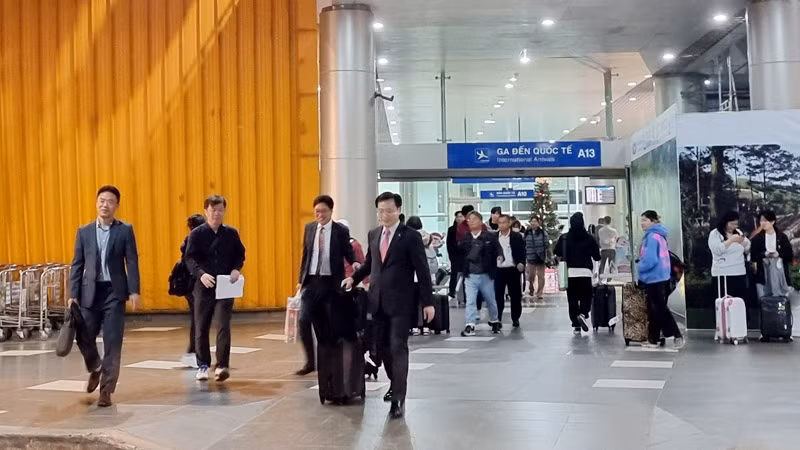 Những hành khách đầu tiên đến Đà Lạt sau hành trình bay từ sân bay Incheon. Những hành khách đầu tiên đến Đà Lạt sau hành trình bay từ sân bay Incheon.