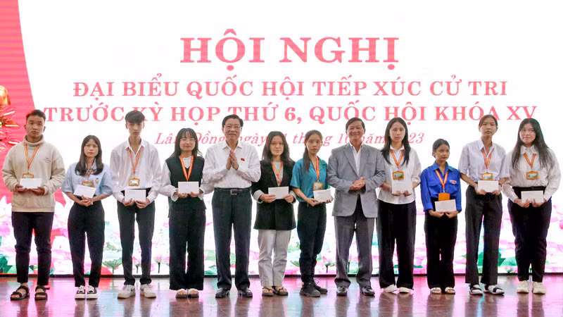 Đồng chí Phan Đình Trạc và Bí thư Tỉnh ủy Lâm Đồng Trần Đức Quận trao học bổng tặng các sinh viên vượt khó học giỏi. Đồng chí Phan Đình Trạc và Bí thư Tỉnh ủy Lâm Đồng Trần Đức Quận trao học bổng tặng các sinh viên vượt khó học giỏi.
