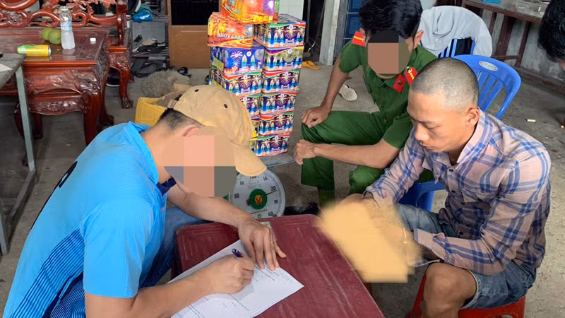 Cơ quan chức năng lập biên bản xử lý vụ việc.