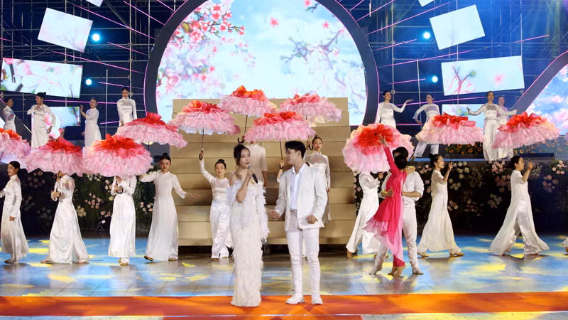 Chương trình nghệ thuật đặc sắc, với sự tham gia của các nghệ sĩ tên tuổi trong nước, quốc tế.