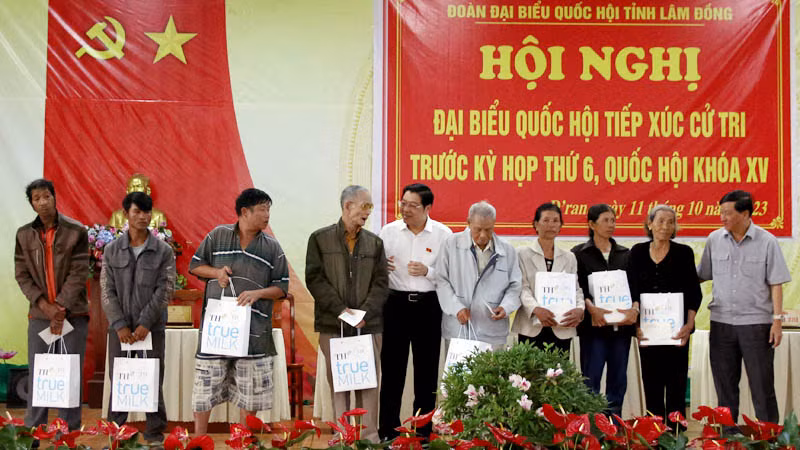 Đồng chí Phan Đình Trạc và Bí thư Tỉnh ủy Lâm Đồng Trần Đức Quận trao quà tặng các gia đình chính sách, hộ có hoàn cảnh khó khăn tại thị trấn D'ran, huyện Đơn Dương. Đồng chí Phan Đình Trạc và Bí thư Tỉnh ủy Lâm Đồng Trần Đức Quận trao quà tặng các gia đình chính sách, hộ có hoàn cảnh khó khăn tại thị trấn D'ran, huyện Đơn Dương.