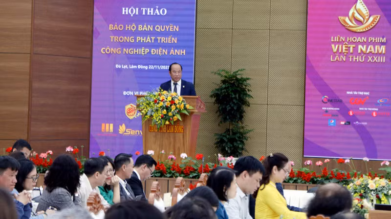 Đại biểu trình bày ý kiến tham luận tại hội thảo.