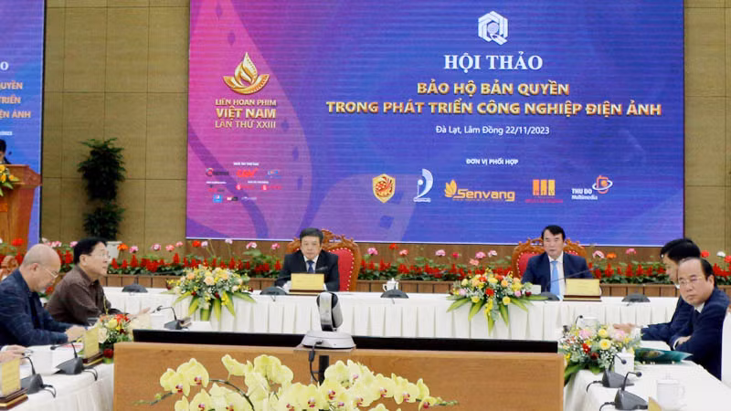 Thứ trưởng Đoàn Văn Việt và Phó Chủ tịch Ủy ban nhân dân tỉnh Lâm Đồng Phạm S chủ trì hội thảo.
