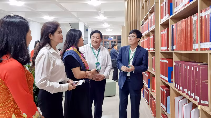 Hiệu trưởng Trường đại học Đà Lạt (bìa phải) giới thiệu với đại biểu về "Không gian tư liệu Tây Nguyên". Hiệu trưởng Trường đại học Đà Lạt (bìa phải) giới thiệu với đại biểu về "Không gian tư liệu Tây Nguyên".