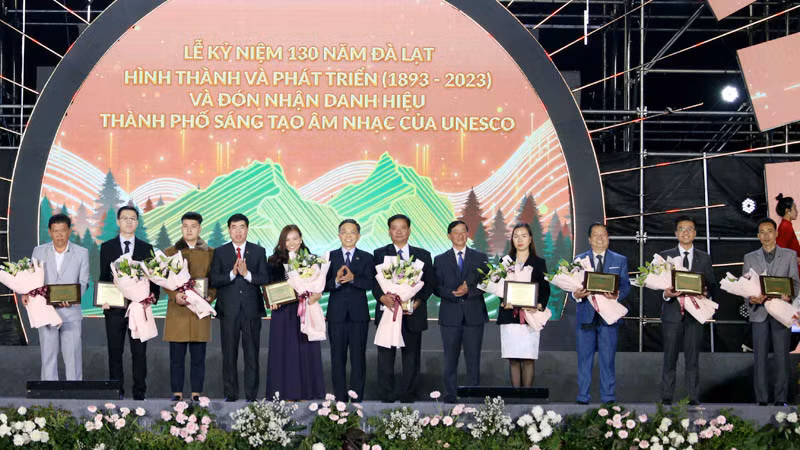 Lãnh đạo tỉnh Lâm Đồng và thành phố Đà Lạt tri ân các nhà tài trợ.