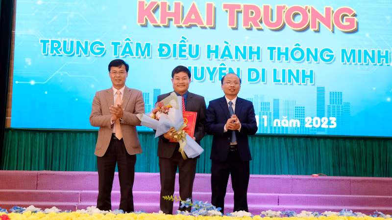 Lãnh đạo huyện tặng hoa tổ trưởng tổ quản trị, vận hành Trung tâm IOC huyện Di Linh.