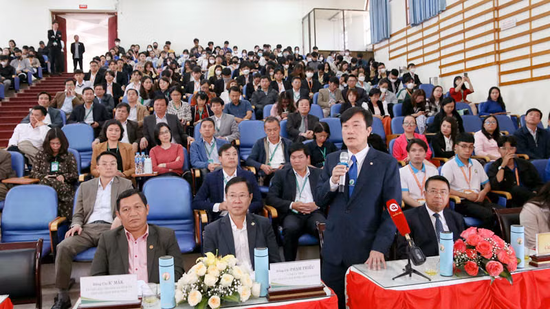 Hiệu trưởng Trường đại học Đà Lạt Lê Minh Chiến phát biểu ý kiến tại buổi tiếp xúc. Hiệu trưởng Trường đại học Đà Lạt Lê Minh Chiến phát biểu ý kiến tại buổi tiếp xúc.