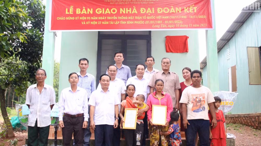 Lãnh đạo tỉnh Bình Phước trao nhà đại đoàn kết cho người nghèo tại huyện Bù Gia Mập. (Ảnh NHẤT SƠN)