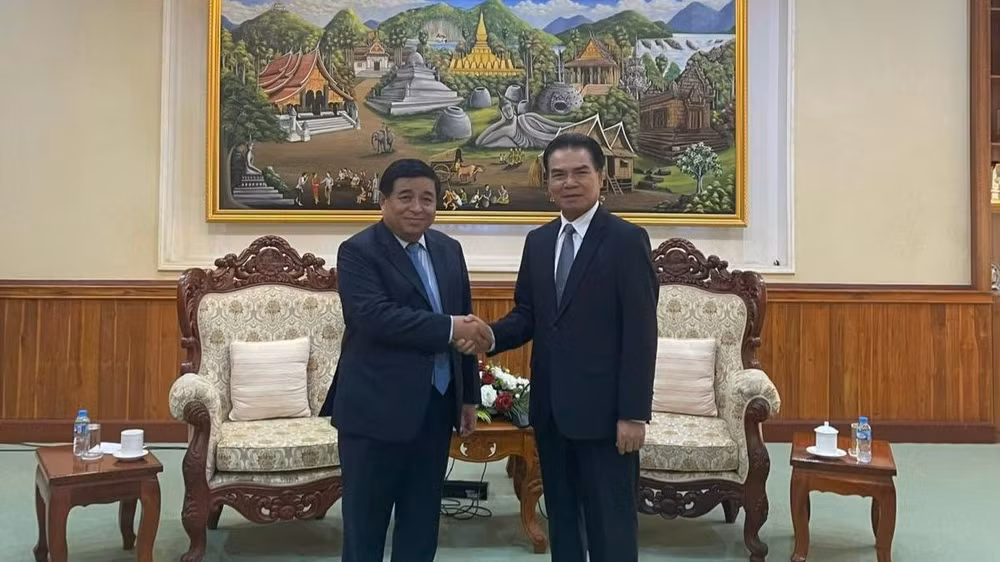 Bộ trưởng Kế hoạch và Đầu tư Nguyễn Chí Dũng làm việc với Bộ trưởng Kế hoạch và Đầu tư Lào Phet Phomphiphak.