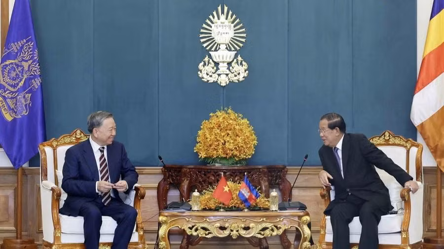 Chủ tịch nước Tô Lâm và Chủ tịch Đảng CPP, Chủ tịch Thượng viện Campuchia Samdech Techo Hun Sen. (Ảnh: TTXVN)