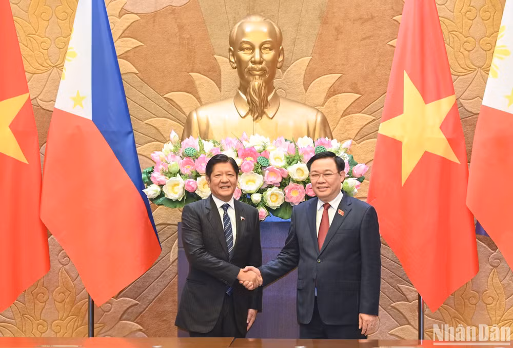 Chủ tịch Quốc hội Vương Đình Huệ và Tổng thống Philippines Ferdinand Romualdez Marcos Jr. tại buổi hội kiến. Chủ tịch Quốc hội Vương Đình Huệ và Tổng thống Philippines Ferdinand Romualdez Marcos Jr. tại buổi hội kiến.