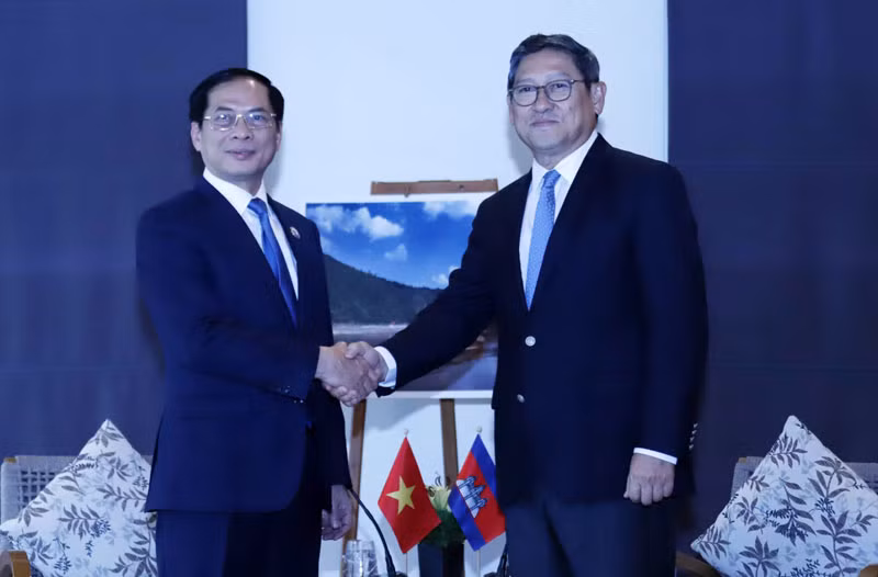 Bộ trưởng Ngoại giao Bùi Thanh Sơn gặp song phương Phó Thủ tướng, Bộ trưởng Ngoại giao và Hợp tác Quốc tế Campuchia Sok Chenda Sophea. (Ảnh: TTXVN) Bộ trưởng Ngoại giao Bùi Thanh Sơn gặp song phương Phó Thủ tướng, Bộ trưởng Ngoại giao và Hợp tác Quốc tế Campuchia Sok Chenda Sophea. (Ảnh: TTXVN)