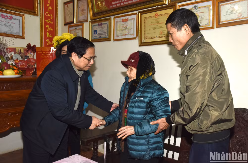 Thủ tướng Phạm Minh Chính thăm Mẹ Việt Nam Anh hùng Bùi Thị Nhì, 104 tuổi, dân tộc Mường, ở xã Minh Sơn, huyện Ngọc Lặc.
