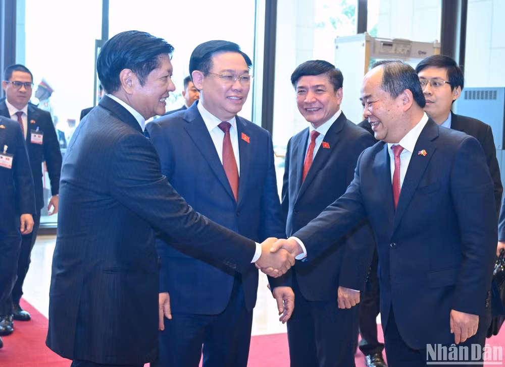 Chủ tịch Quốc hội Vương Đình Huệ giới thiệu với Tổng thống Philippines Ferdinand Romualdez Marcos Jr. các đại biểu Việt Nam dự buổi hội kiến. Chủ tịch Quốc hội Vương Đình Huệ giới thiệu với Tổng thống Philippines Ferdinand Romualdez Marcos Jr. các đại biểu Việt Nam dự buổi hội kiến.