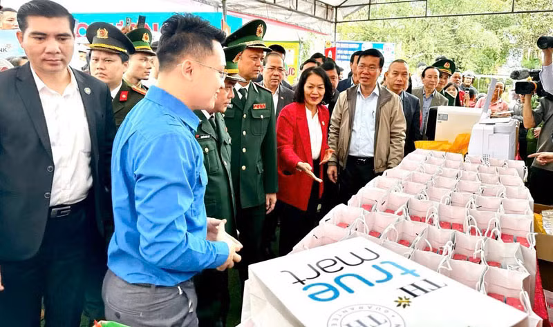 Chủ tịch nước Võ Văn Thưởng thăm các gian hàng và tham gia các hoạt động văn hóa, văn nghệ tại phiên chợ Tết Nhân ái 2024 tại huyện miền núi Thanh Thủy, Thanh Chương, Nghệ An ngày 17/1/2024. Ảnh: THÁI SƠN