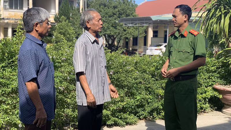 Lực lượng chức năng huyện Krông Pa phối hợp các tổ chức, chính quyền tuyên truyền để người dân không mắc mưu bọn xấu.