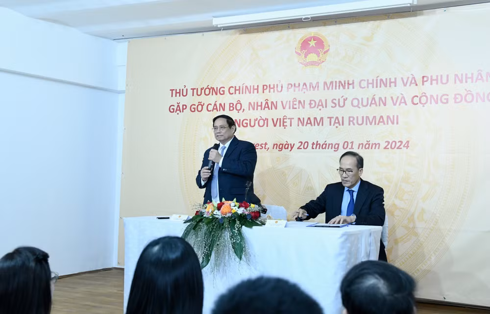 Thủ tướng Phạm Minh Chính nói chuyện với cán bộ, nhân viên Đại sứ quán, bà con cộng đồng người Việt Nam tại Romania. (Ảnh: THANH GIANG)