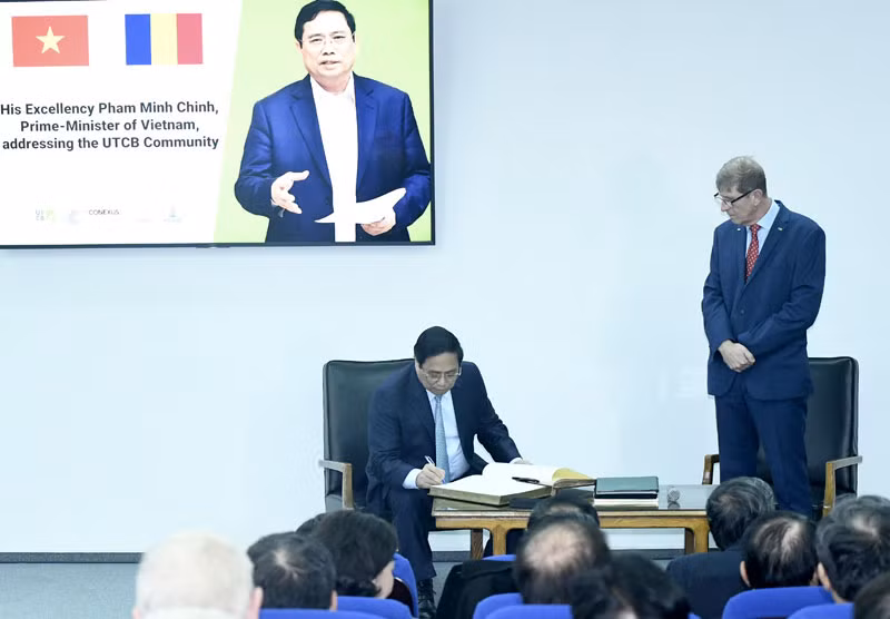 Thủ tướng Phạm Minh Chính ghi lưu bút tại Đại học Kỹ thuật xây dựng Bucharest.