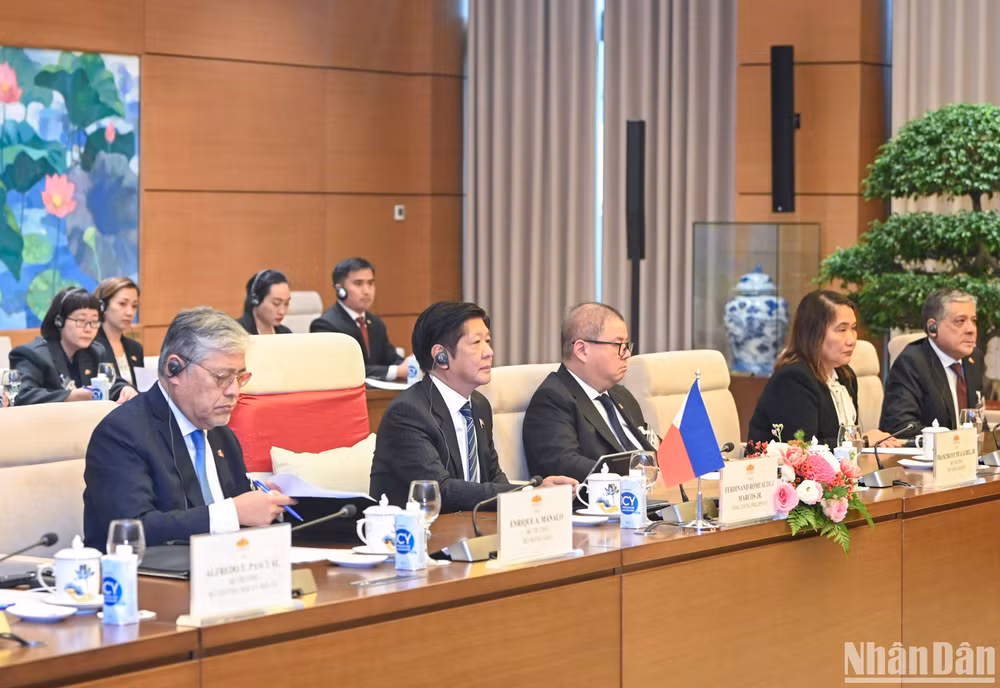 Tổng thống Philippines Ferdinand Romualdez Marcos Jr. và các đại biểu Philippines tại buổi hội kiến. Tổng thống Philippines Ferdinand Romualdez Marcos Jr. và các đại biểu Philippines tại buổi hội kiến.