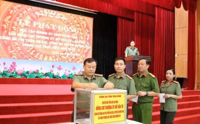 Quyên góp 300 triệu đồng hỗ trợ gia đình chiến sĩ hy sinh trong khi thực thi nhiệm vụ. (Ảnh Công an cung cấp). Quyên góp 300 triệu đồng hỗ trợ gia đình chiến sĩ hy sinh trong khi thực thi nhiệm vụ. (Ảnh Công an cung cấp).