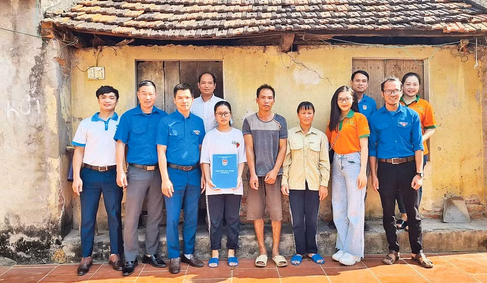 Câu lạc bộ "Thắp sáng ước mơ cho em" tặng học bổng cho các em học sinh nghèo, hiếu học.