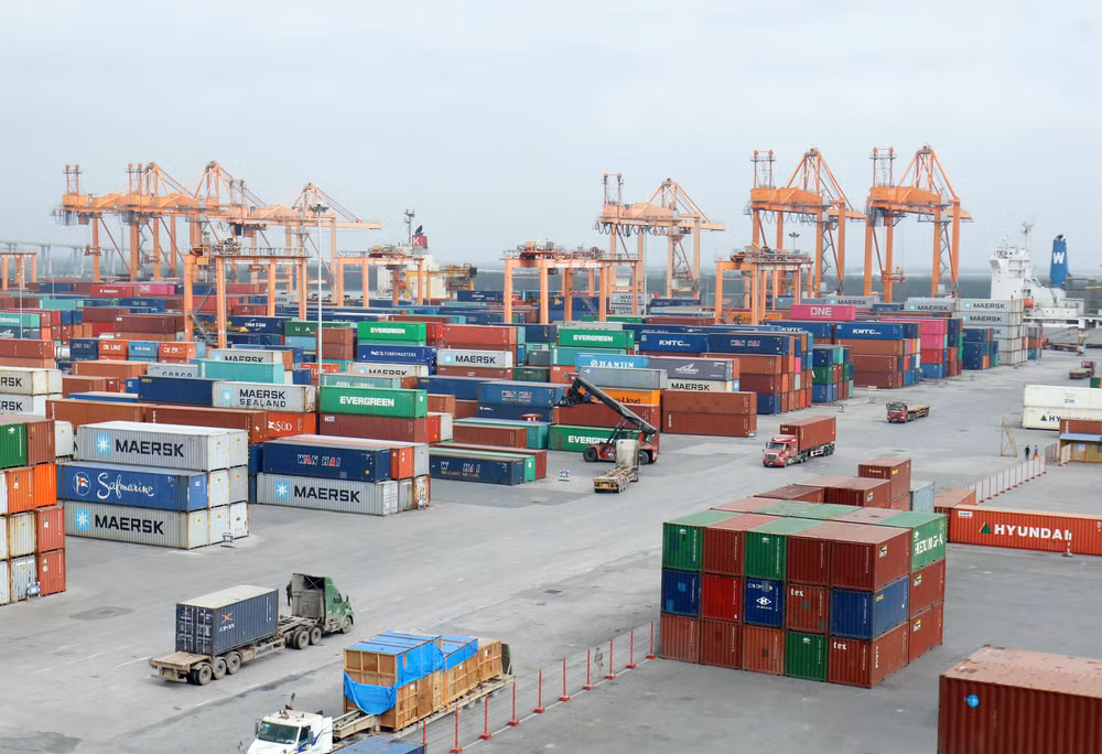 Vận chuyển container xuất nhập khẩu tại cảng Đình Vũ, thành phố Hải Phòng. (Ảnh DUY LINH)