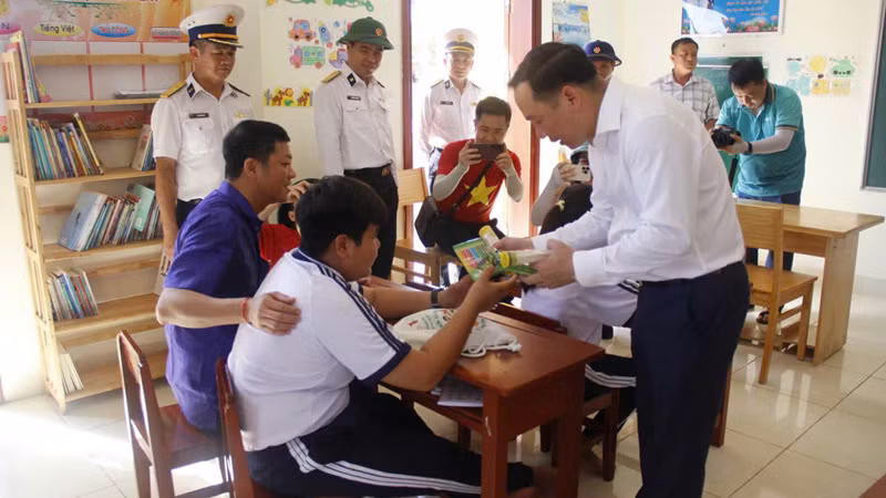 Đoàn công tác của Quân chủng Hải quân phối hợp các đơn vị doanh nghiệp trung ương tặng sách và đồ dùng học tập cho các em học sinh trên đảo Đá Tây A (Quần đảo Trường Sa).