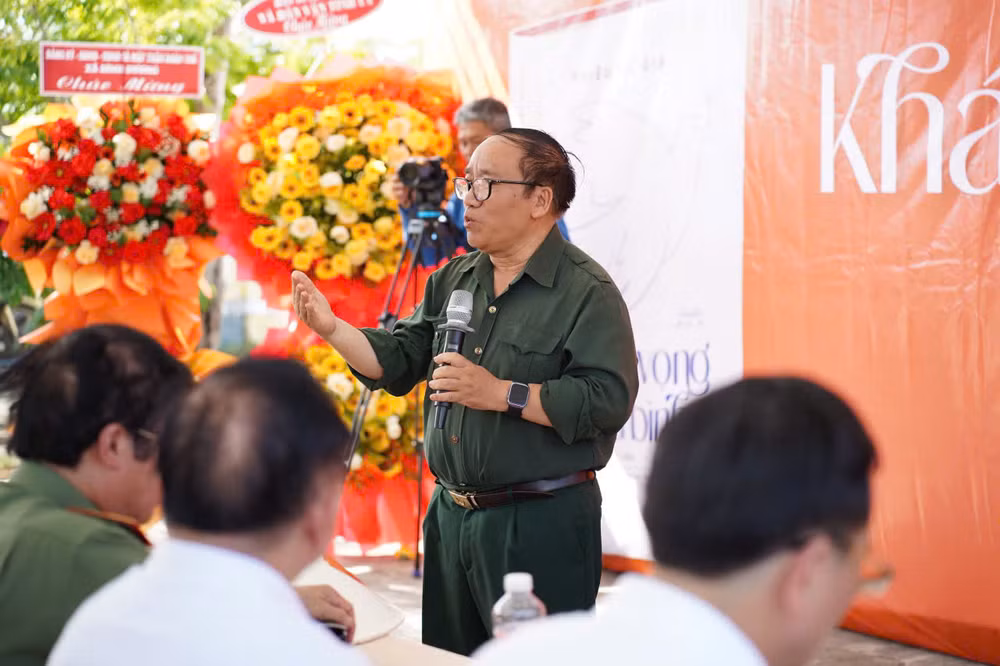 Nhà thơ Trần Đăng Khoa, Phó Chủ tịch Hội Nhà văn Việt Nam phát biểu tại Lễ ra mắt sách.