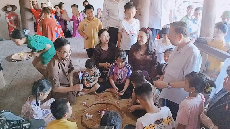 Tổng Bí thư Tô Lâm trong chuyến về thăm Làng cổ Đường Lâm.