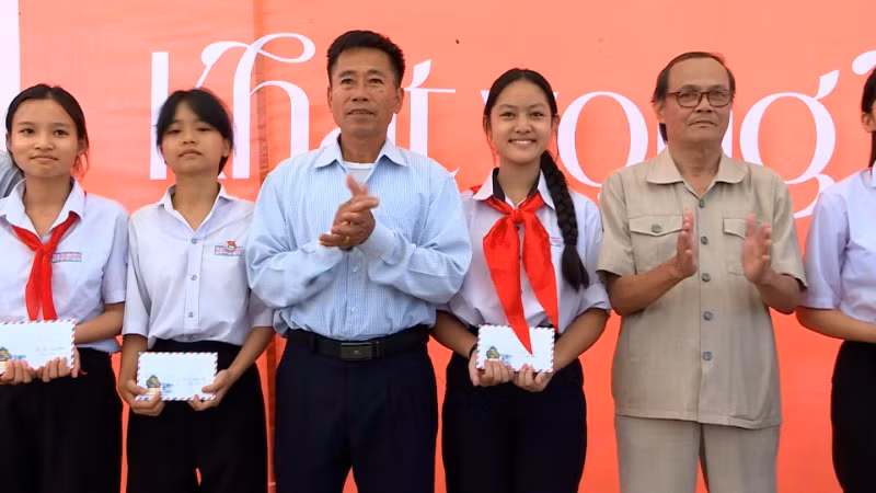 Ban Tổ chức Lễ ra mắt sách "Khát vọng hòa bình" trao phần thưởng cho các em học sinh giỏi của xã Bình Dương, huyện Thăng Bình, tỉnh Quảng Nam.