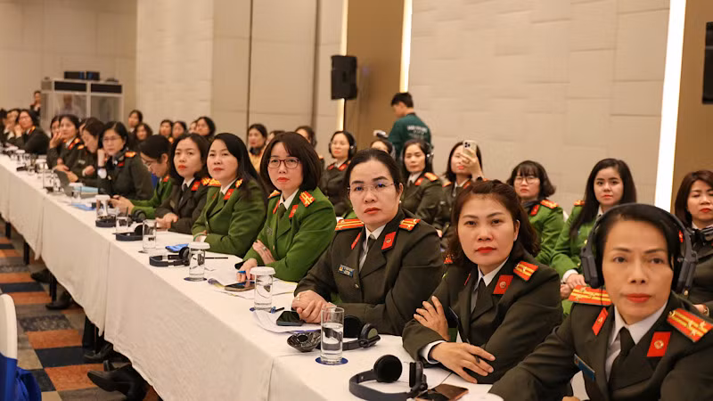 Các đại biểu nữ đến từ các cơ quan thực thi pháp luật tham dự hội nghị.