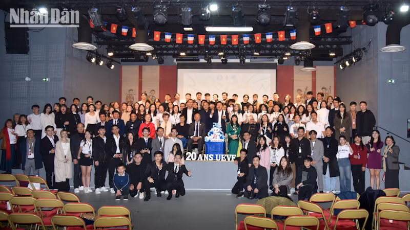 Đêm gala kỷ niệm thu hút sự quan tâm của đông đảo cán bộ Đại sứ quán, các cơ quan đại diện, cộng đồng bà con kiều bào, đại diện các hội đoàn người Việt và thành viên UEVF qua các thời kỳ. (Ảnh: KHẢI HOÀN)
